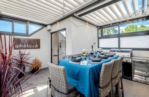 Thornbury House | StayCentral - Thornbury Entertainer Townhouse - Clarendon St, Thornbury - 2 Bedrooms, 2 Beds, 2 Bathrooms, 1 secure undercover parking spot (extra parking on street & carpark next door with limited parking).