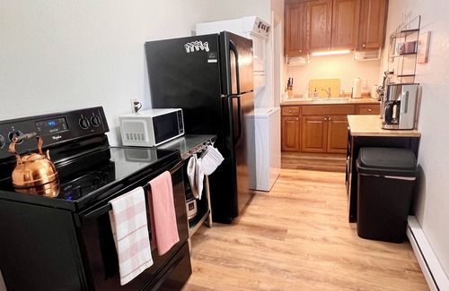 Kirksville Apartment | StayClose- 30+ days, pets, ground lvl, Queen apartment Rocky Court PINK