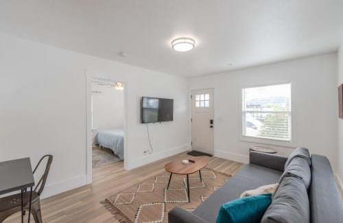 Coos Bay House | #StayinMyDistrict Coos Bay Goldfinch Cottage