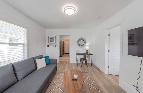 Coos Bay House | #StayinMyDistrict Coos Bay Goldfinch Cottage