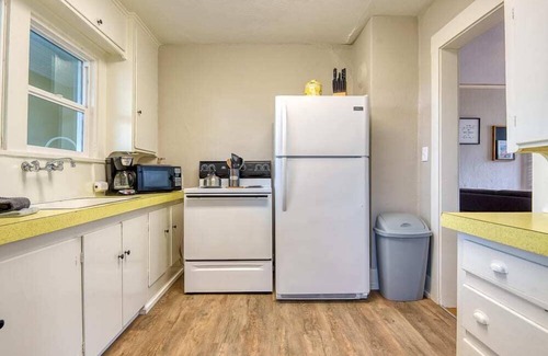 Coos Bay Apartment | #StayinMyDistrict Historic Heritage Walk to Bay