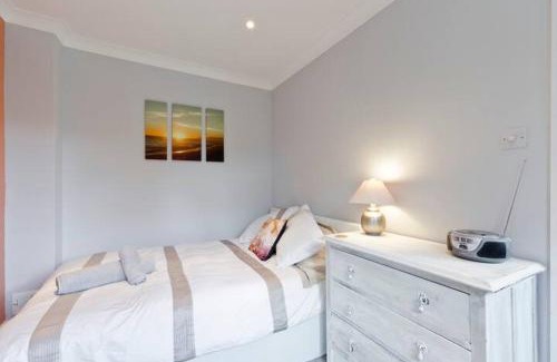 Woking House | StayInWoking at 30 Woodlands