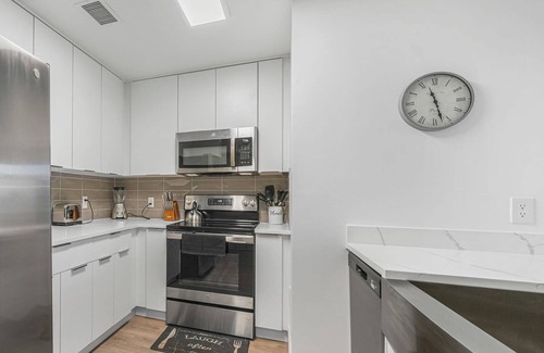 Charlotte Center City Condo | StaysByWalker Uptown 6BR w/King Beds! Gym/Parking