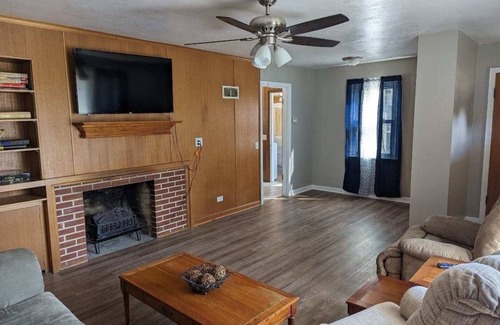 Saint Mary House | Ste. Genevieve Co. House w/HOT TUB!