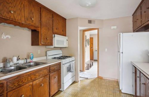 Keewaydin Apartment | Stellar two bedroom home