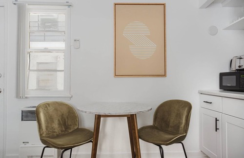 Westwood Apartment | Stellar Westwood Studio, walk to Coffee, Dining & Shops, by Blueground