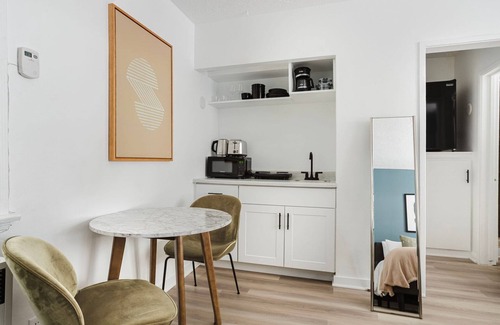 Westwood Apartment | Stellar Westwood Studio, walk to Coffee, Dining & Shops, by Blueground