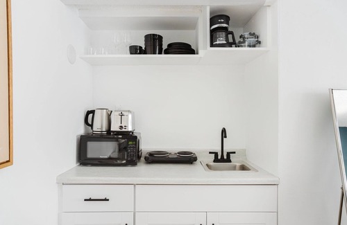 Westwood Apartment | Stellar Westwood Studio, walk to Coffee, Dining & Shops, by Blueground