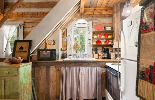 Gnaw Bone Cabin | Step back in time with the simplicity of country living.