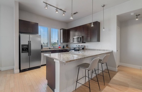 Oak Lawn Apartment | Step into luxury at 4123 Cedar Springs and let your worries slip away