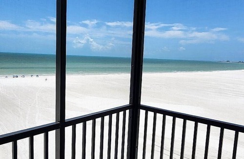 Fort Myers Beach Condo | Step into paradise at Island Winds condo 824. You will enjoy captivating Gulf.