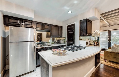 Old East Dallas Condo | Step into timeless Dallas luxury in this meticulously curated 1-bedroom retreat, blending modern comfort with historic charm. The residence offers a king luxury hybrid mattress dressed in 300-thread-count Egyptian cotton, plush 800 GSM Towels.