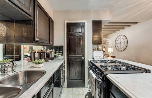 Old East Dallas Condo | Step into timeless Dallas luxury in this meticulously curated 1-bedroom retreat, blending modern comfort with historic charm. The residence offers a king luxury hybrid mattress dressed in 300-thread-count Egyptian cotton, plush 800 GSM Towels.
