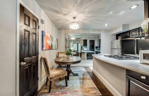 Old East Dallas Condo | Step into timeless Dallas luxury in this meticulously curated 1-bedroom retreat, blending modern comfort with historic charm. The residence offers a king luxury hybrid mattress dressed in 300-thread-count Egyptian cotton, plush 800 GSM Towels.