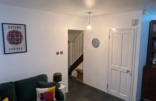 Tower Hamlets House | Stepney Green Gated Area with Parking & Garden