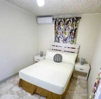 Dover House | Steps 2 Beach - 5 Bedroom 3 Bathroom Villa
