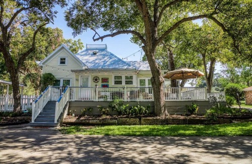 La Grange House | Steps away from the sweet LaGrange downtown square