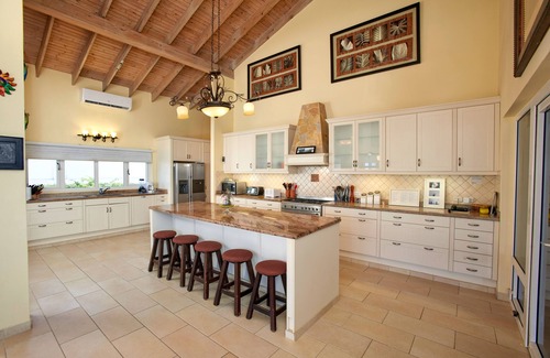 Noord Villa | Steps away fromt he ocean and Aruba's best snorkeling beach!