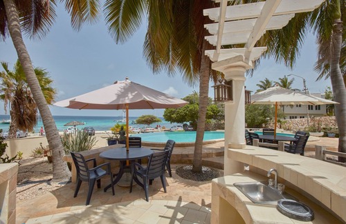 Noord Villa | Steps away fromt he ocean and Aruba's best snorkeling beach!