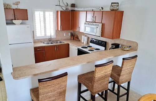 Alice Town Apartment | Steps from beach and infinity pool, Golf Cart Optional