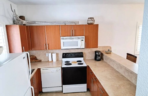 Alice Town Apartment | Steps from beach and infinity pool, Golf Cart Optional