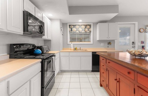 Hampton Condo | Steps from Beach | Pool | Parking | Sleeps 6