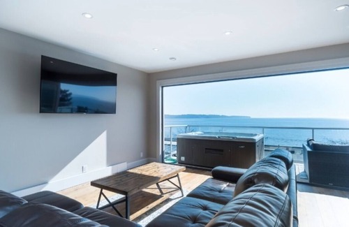 White Rock House | Steps from East beach White Rock with hot tub!