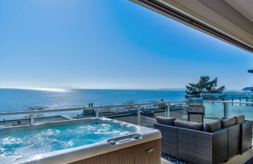 White Rock House | Steps from East beach White Rock with hot tub!