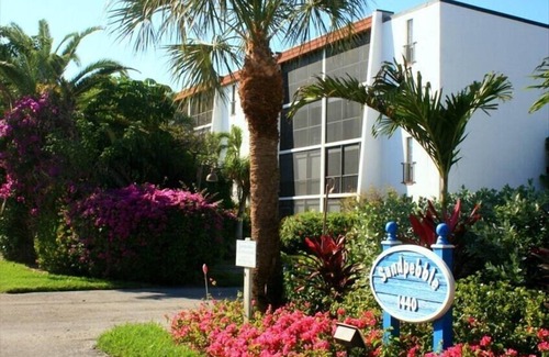Sanibel Condo | Steps to Beach, Great Rates, Stylish Interior-Sandpebble4B