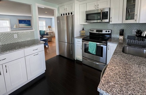 Top of the Hill House | Steps to Easton's Beach, Cliff Walk & Downtown