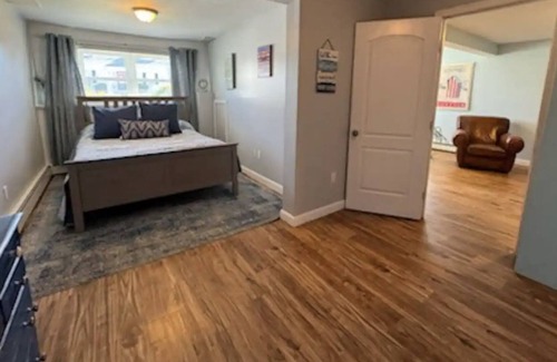 Top of the Hill House | Steps to Easton's Beach, Cliff Walk & Downtown
