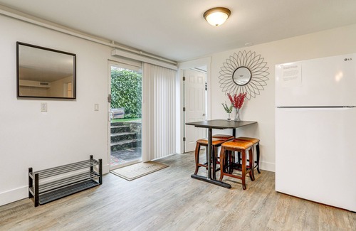 Viewpoint Apartment | Steps to Idylwood Park Beach: Redmond Retreat!