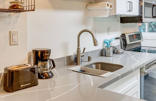 Viewpoint Apartment | Steps to Idylwood Park Beach: Redmond Retreat!