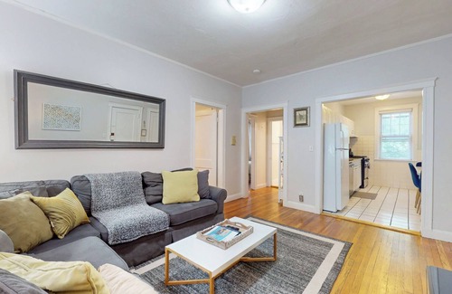 Brookline Apartment | Steps to Longwood Medical,MBTA,Boston,shopping,pkg