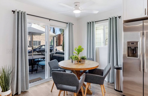 West Newport House | Steps to Sand! 2 Homes in 1 – Sleeps 17, Outdoor Space, Walk to Shops & Dining