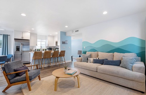 West Newport House | Steps to Sand! 2 Homes in 1 – Sleeps 17, Outdoor Space, Walk to Shops & Dining
