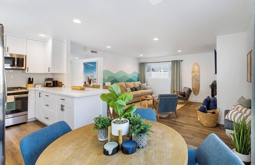 West Newport House | Steps to Sand! 2 Homes in 1 – Sleeps 17, Outdoor Space, Walk to Shops & Dining