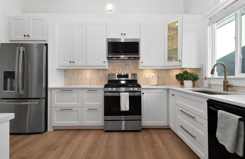 Cultus Lake House | Steps to the beach, waterslides, amusement park & golf course!