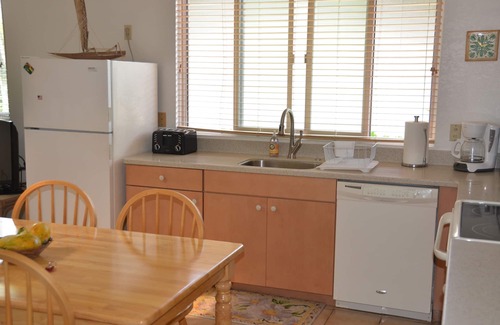Kailua House | Steps to the Beach Guesthouse