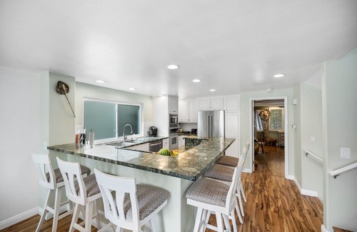 Hollywood House | Steps to the Sand & Harbor - Views, Modern & Fully Stocked w/4 Spacious Decks