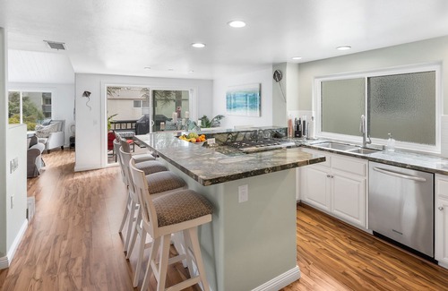 Hollywood House | Steps to the Sand & Harbor - Views, Modern & Fully Stocked w/4 Spacious Decks