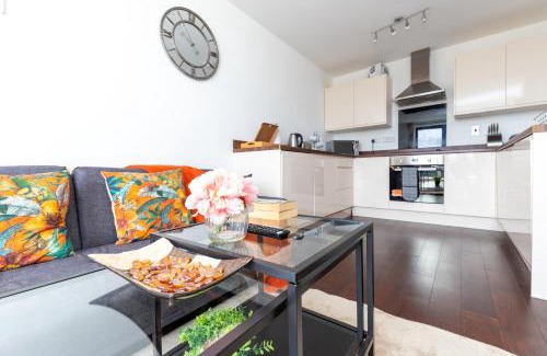Stevenage Apartment | Stevenage - 2 Bedroom Apartment, Free Wifi & Balcony Upto 5 guests