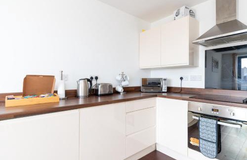 Stevenage Apartment | Stevenage - 2 Bedroom Apartment, Free Wifi & Balcony Upto 5 guests