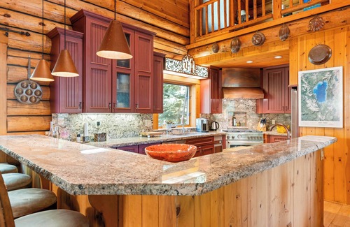 Ponderosa Palisades House | Stillwater - Luxury Truckee 4BR, Pet Friendly w Hot Tub & Sauna
