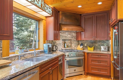 Ponderosa Palisades House | Stillwater - Luxury Truckee 4BR, Pet Friendly w Hot Tub & Sauna