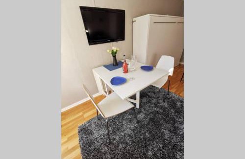 Bastad Apartment | Stilren studiolägenhet på 20 kvm nära havet och centrum! Stationsterrassen 7