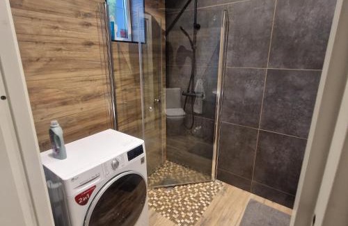 Motala Apartment | Stilren svit lägenhet med trädäck och laddstation