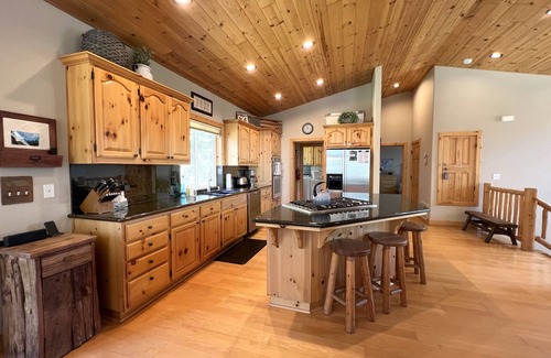 Talmont House | Stine Haus - 3 Bedroom, 2.5 Bath - HOT TUB & Beach Access!