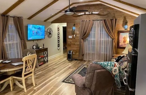 Fort Worth Cabin | Stockyards-Walk 1 Block to StockYards-Cowboy Cabin, TCU close by
