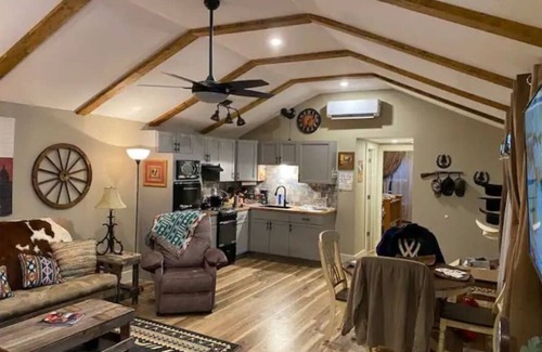 Fort Worth Cabin | Stockyards-Walk 1 Block to StockYards-Cowboy Cabin, TCU close by